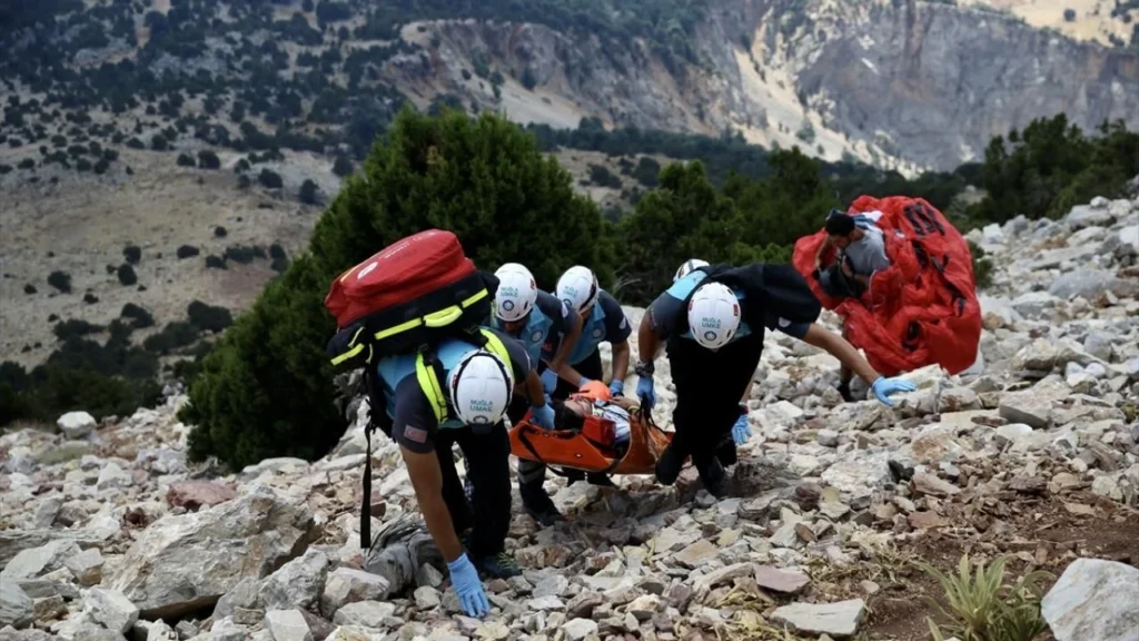 Fethiye’de UMKE tatbikatında mahsur kalan yamaç paraşütü pilotu kurtarıldı